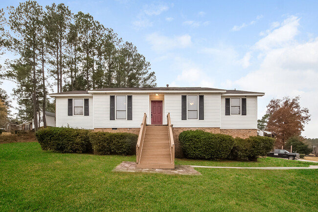 Building Photo - Charming Three Bedroom