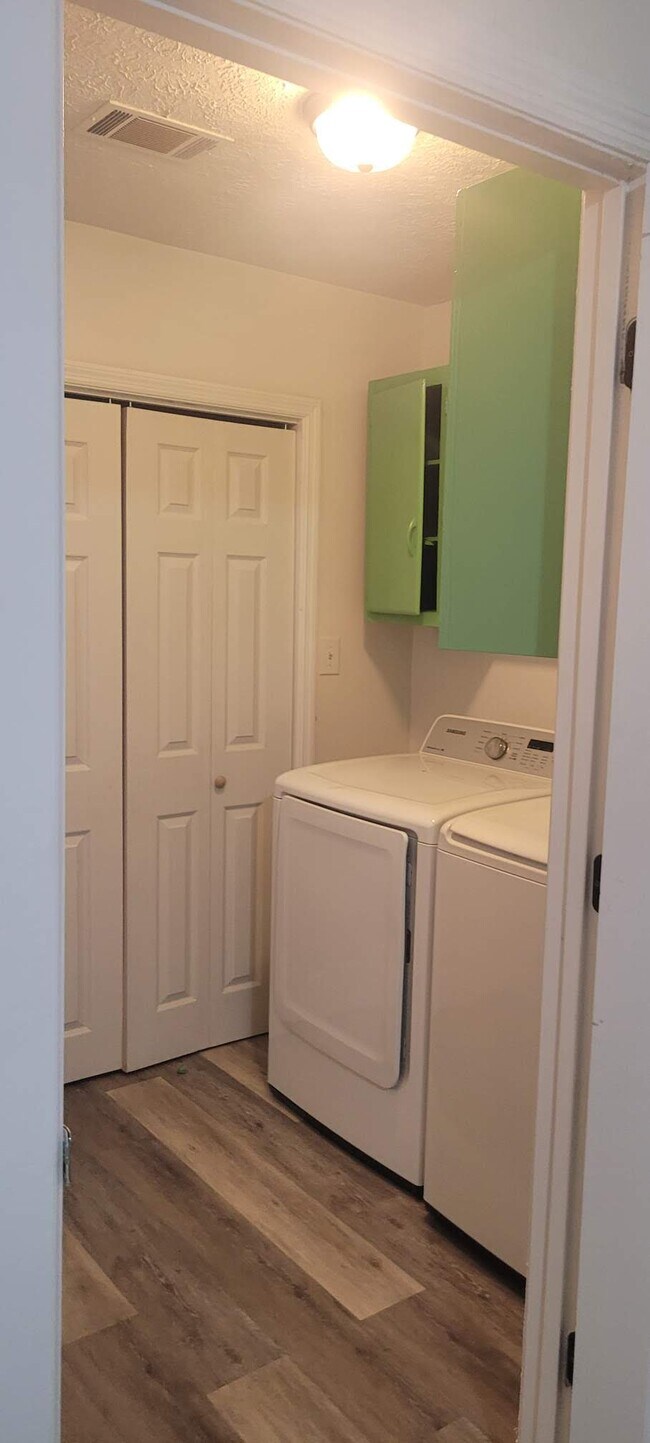 Foto del edificio - 230 Suzanne Dr