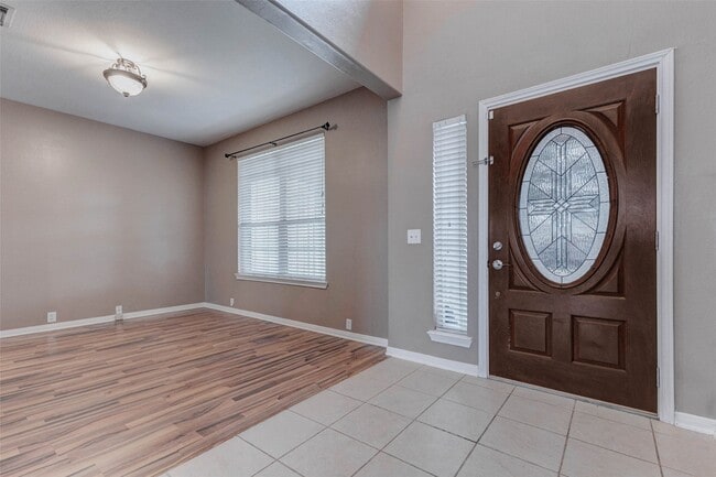 Building Photo - 2402 Sunlight Ln