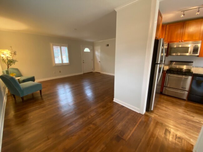 Foto del edificio - 3107 Elmwood Dr