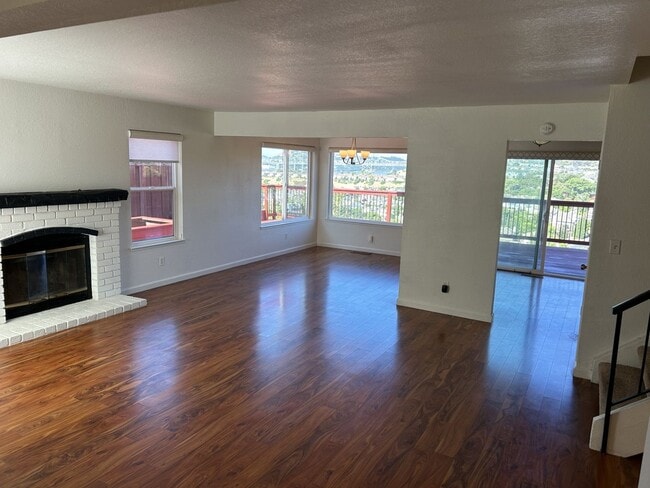 Building Photo - Immaculate 3 Bedroom, 2.5 Bath Glen Cove H...