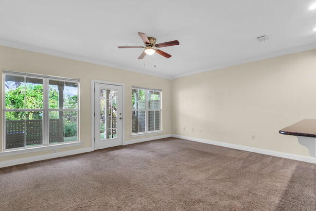 Building Photo - "Charming 3-Bedroom Townhouse Oasis in Destin!"