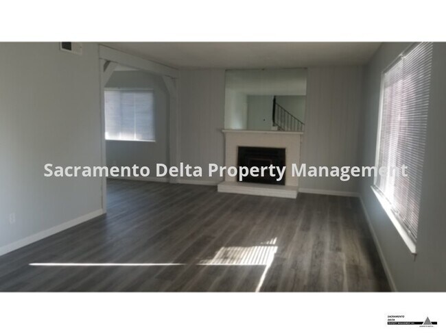 Building Photo - Updated 3 Bedroom Duplex!