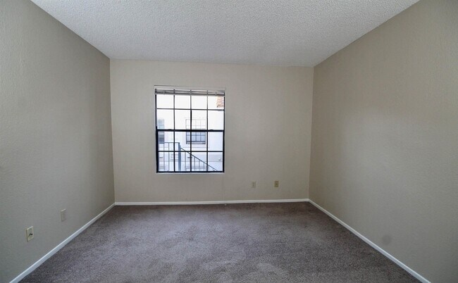 Foto del edificio - 10321 Azuaga St