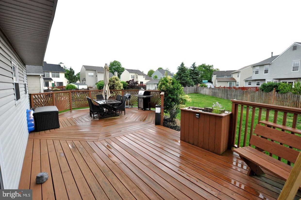 Primary Photo - 19 Lakefield Dr