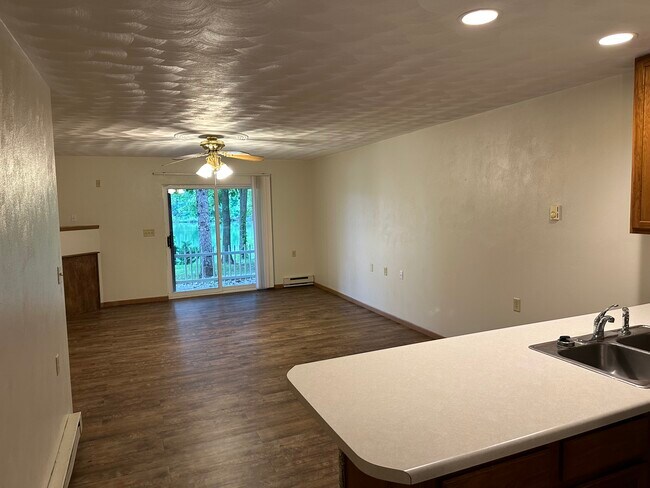 Foto del edificio - 1062 Lakeshore Dr