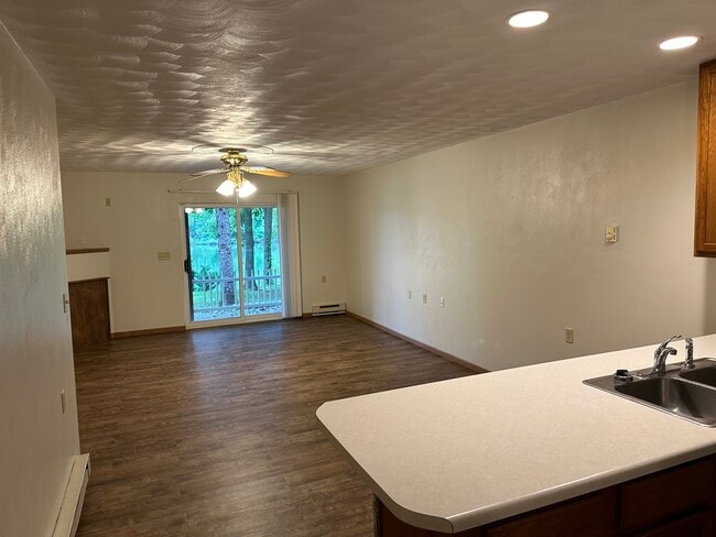 Building Photo - 1062 Lakeshore Dr