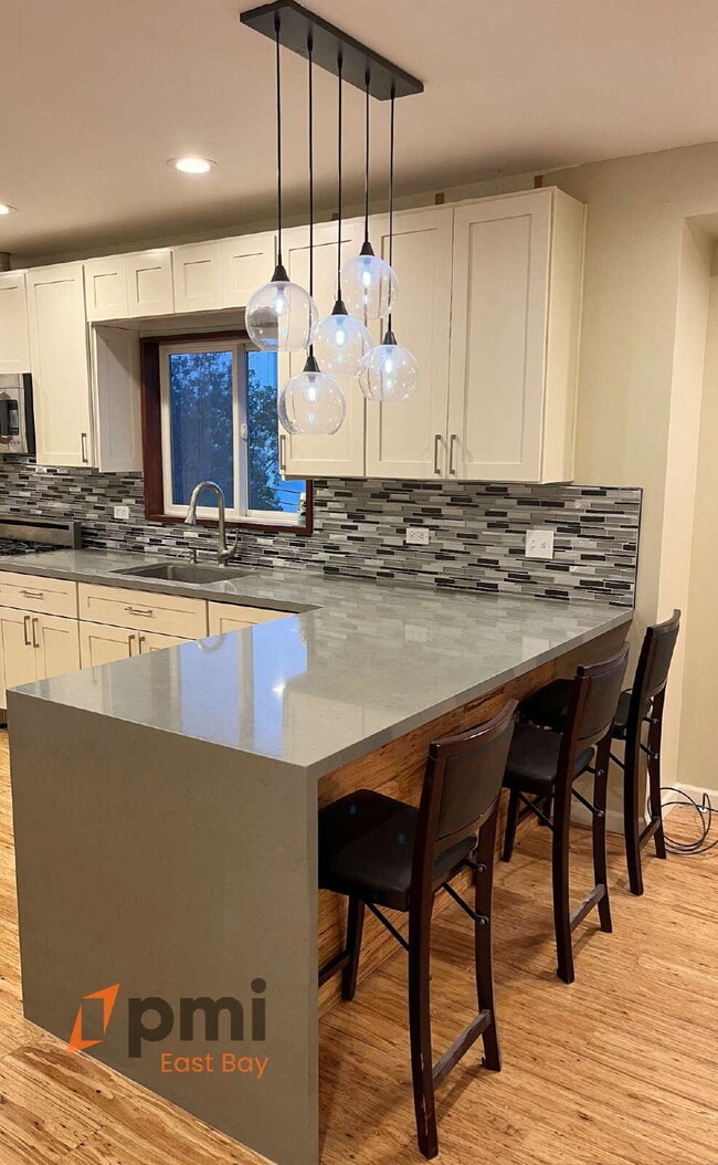 Building Photo - Modern 2bd/1ba Apartment with View