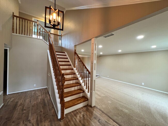 Foto del edificio - On Quiet Cul De Sac: 4 Bedroom 2.5 Bath Two Story Pool Home,