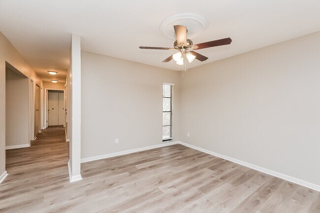 Building Photo - 3910 Briarlake Dr