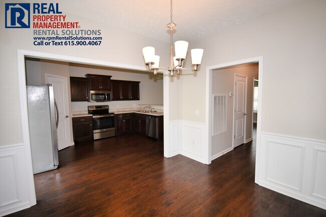 Foto del edificio - Gorgeous M'boro townhome close to I-24. Mu...