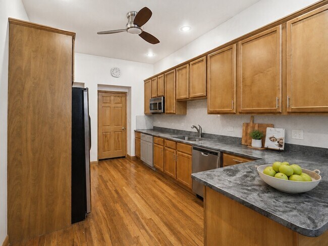 Foto del edificio - 2452 W Arthington St