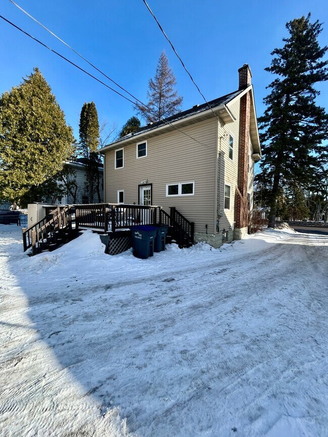 Foto del edificio - Available June 2025 - 5 Bed, 1 Bath home near campus!