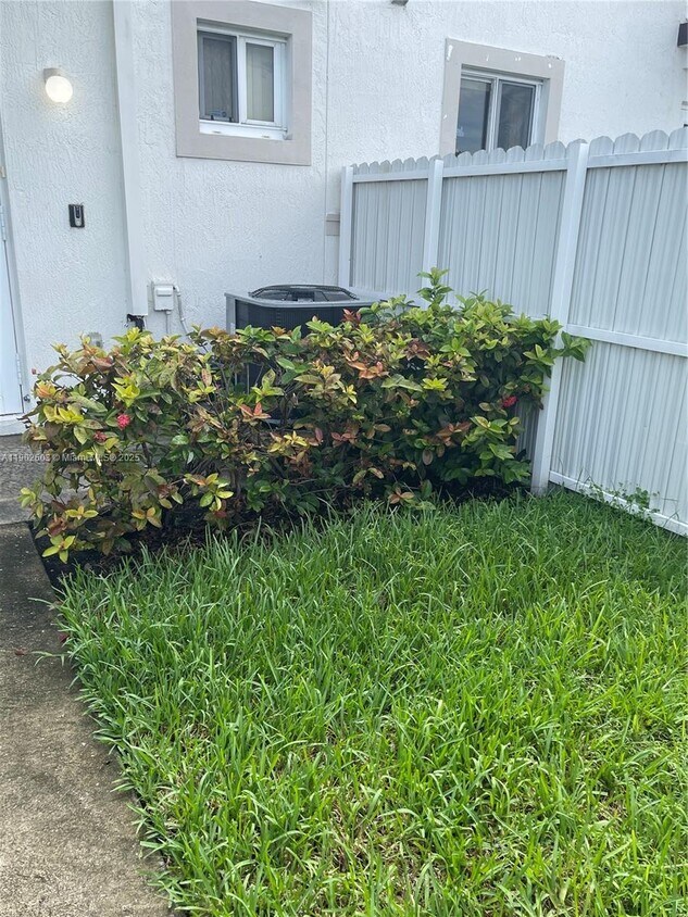 Foto principal - 1370 W 30th St