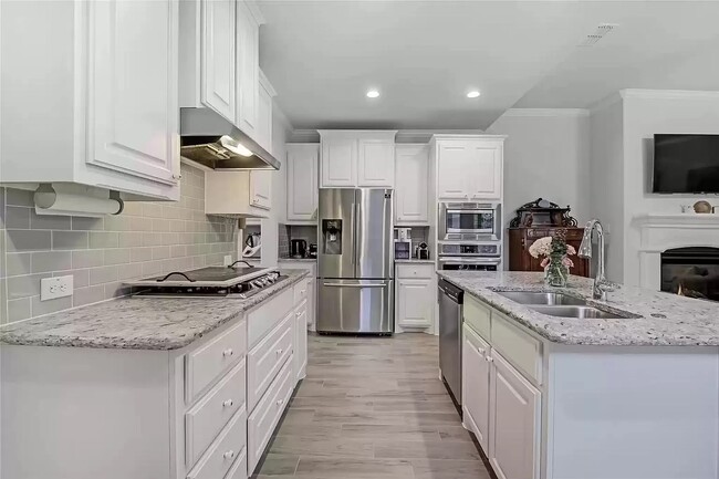 Modern open kitchen perfect to entertain guests or cook a meal for the family - 932 Parkside Dr