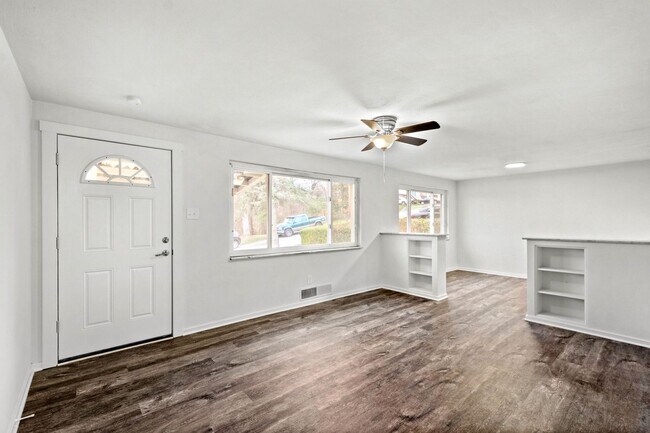 Foto del edificio - READY FOR MAY 15TH!! STUNNING & UPDATED 3-BEDROOM IN WHITE OAK!