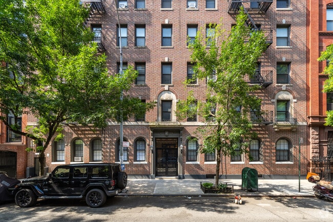 Building Photo - 130 W 16th St
