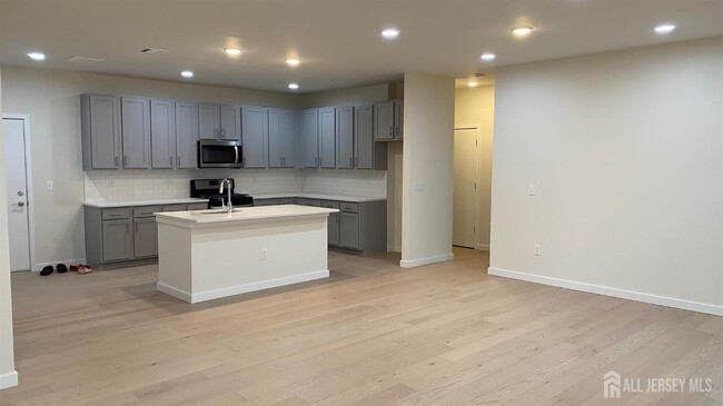Building Photo - 611 Lorhan Dr