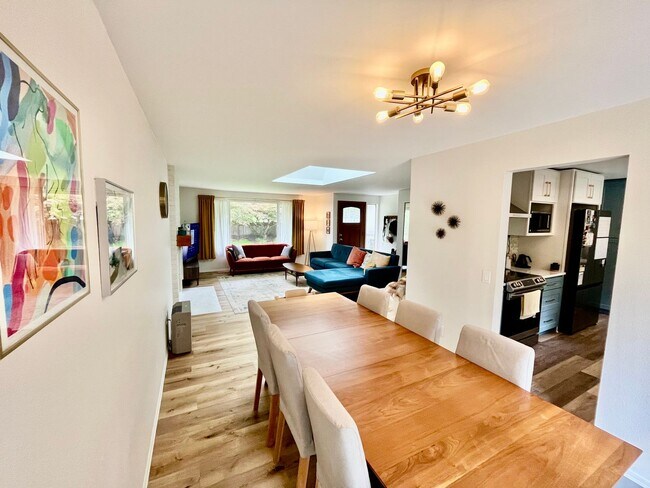 Foto del edificio - Spacious 5 Bed 3 Bath Home with In-Law Suite and huge yard in Olympic Hills
