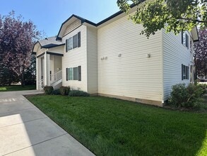 Building Photo - 214 N Avenger Ln