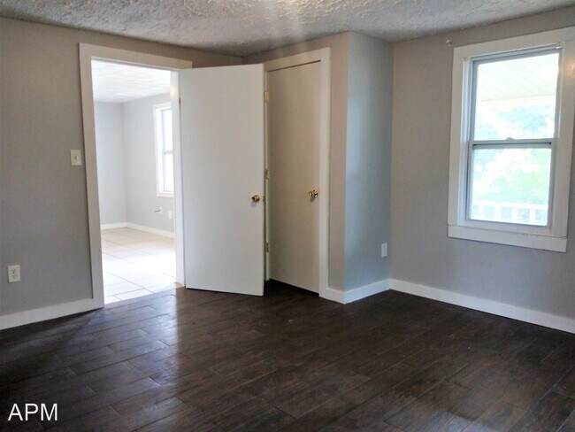 Building Photo - 3 br, 2 bath House - 422 12th Ave NW