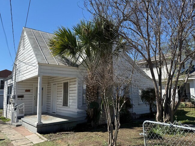 Foto del edificio - 50% Off First Month's Rent! Renovated 3BR Home w/ Hardwood Floors | Water Included – San Antonio