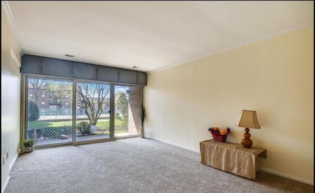 Building Photo - 9715 Kings Crown Ct