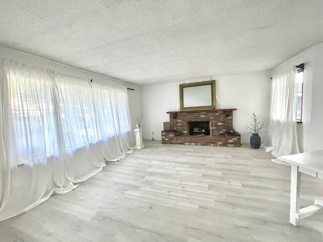 Building Photo - 2133 Sperling Av