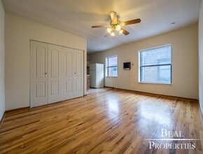 Building Photo - 821 W Cornelia Ave