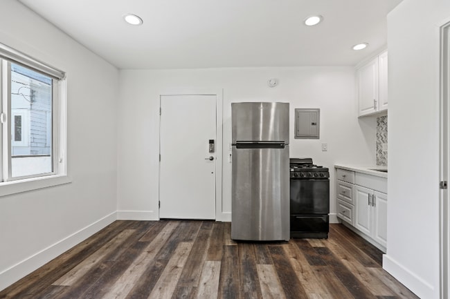 Building Photo - 2730 Raymond Ave