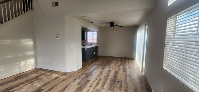 Building Photo - 3 Bedroom 2.5 bsthroom home in Gated Elk Grove Communtiy