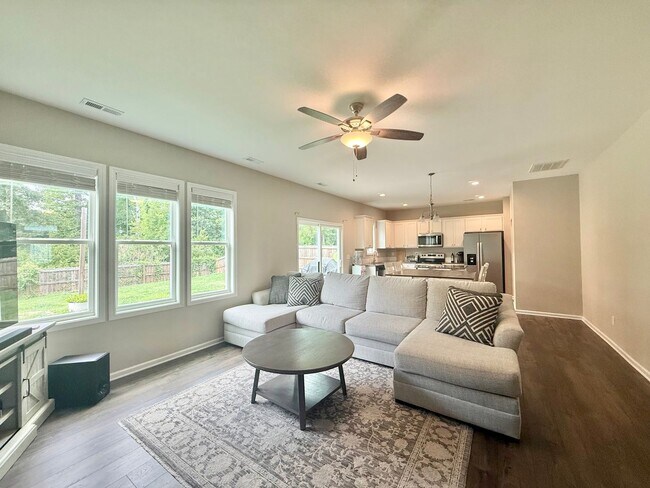 Foto del edificio - Gorgeous 4BD, 3.5BA Clayton Home with a Fenced Yard in the Desirable Riverwood Community
