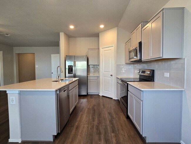 Foto del edificio - AVAILABLE NOW!