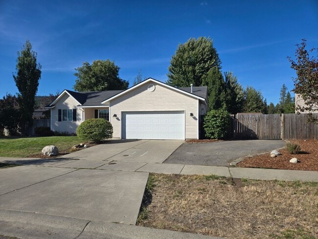 Foto del edificio - Charming 3-Bedroom Home with RV Parking & Spacious Backyard in Rathdrum