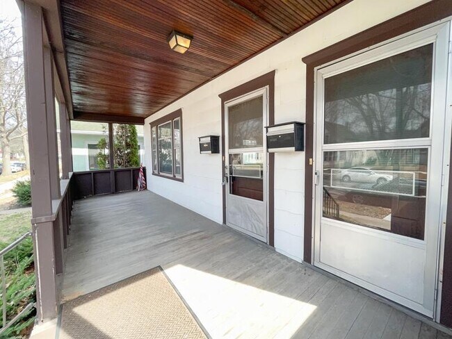 Building Photo - 1208 Reaney Ave E