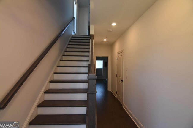 Building Photo - 469 Burton Dr