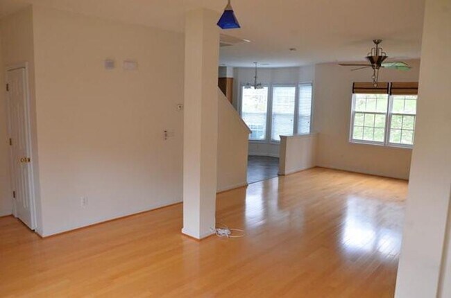 Building Photo - 3 Stirrup Ln