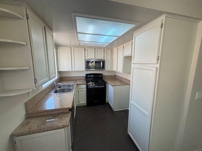 Building Photo - Charming 3-Bedroom Condo with Community Po...