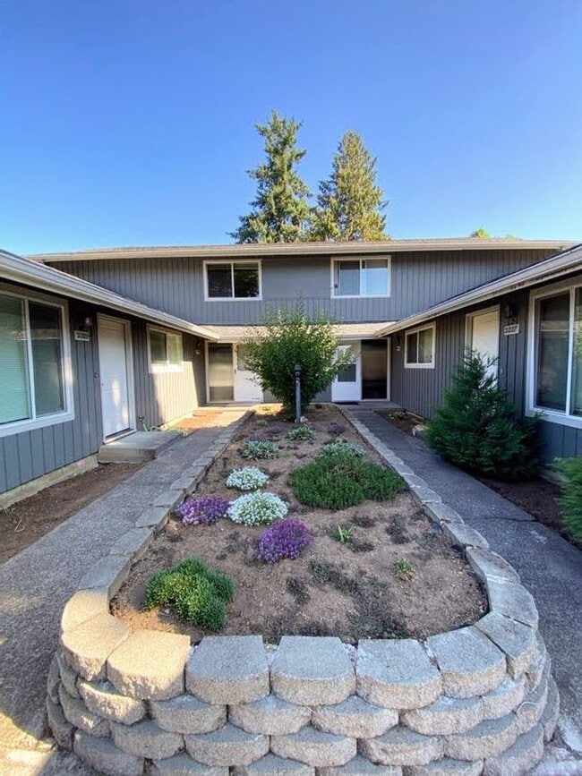 Building Photo - Renovated 2 Bedroom, 1 Bath Apt in Inner M...