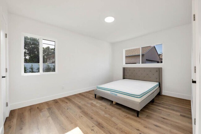 Foto del edificio - 8045 Darby Ave