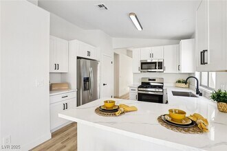 Building Photo - 7400 Queen Palm Dr