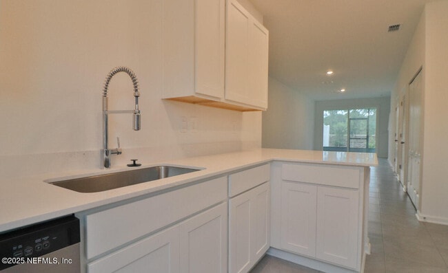 Foto del edificio - 244 Elmhurst Ln