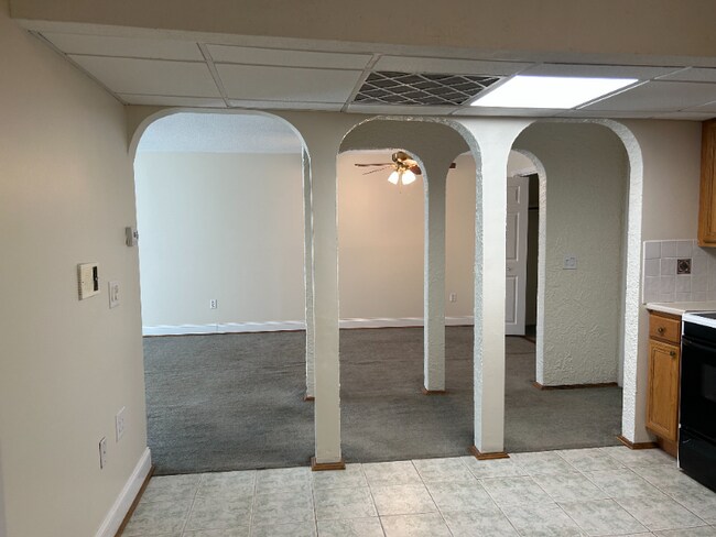 Building Photo - 15 Shadowbrook Ln