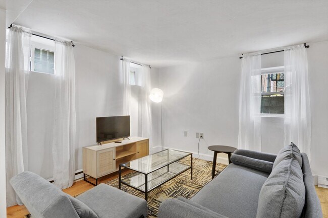 Building Photo - #768 Queen room in Roxbury 3-bed / 1.0-ba