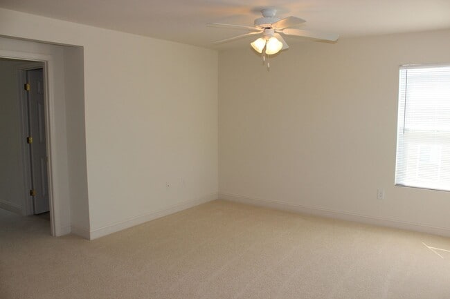 Building Photo - 3 Bedroom 3 Bathroom Apartment