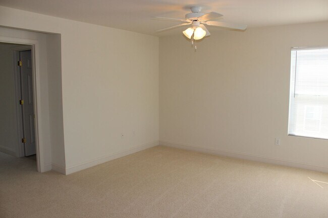 Foto del edificio - 3 Bedroom 3 Bathroom Apartment