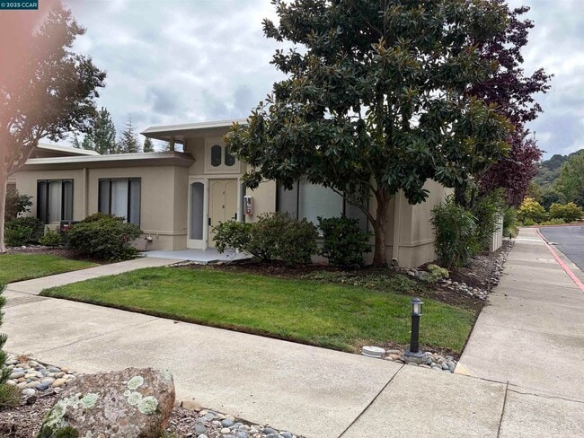Building Photo - 2017 Pine Knoll Dr