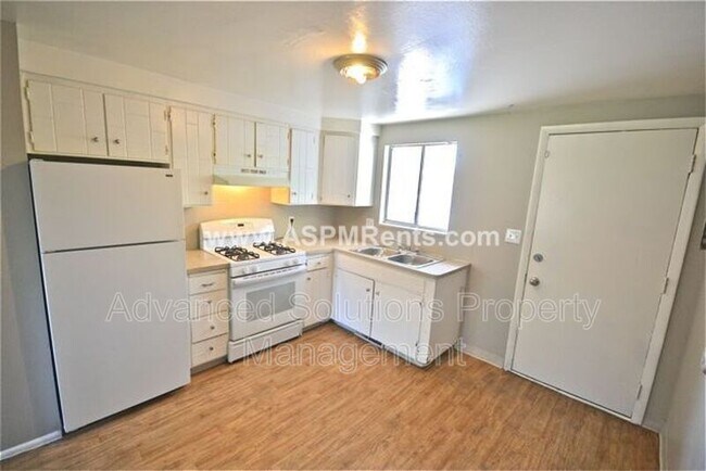 Building Photo - 2000 7800