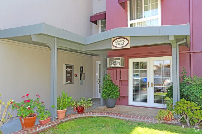 Foto del edificio - Palace Apartment Homes