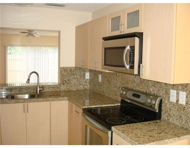 Building Photo - Townhome 2 Bedroom 2.5 Bathroom and fenced...